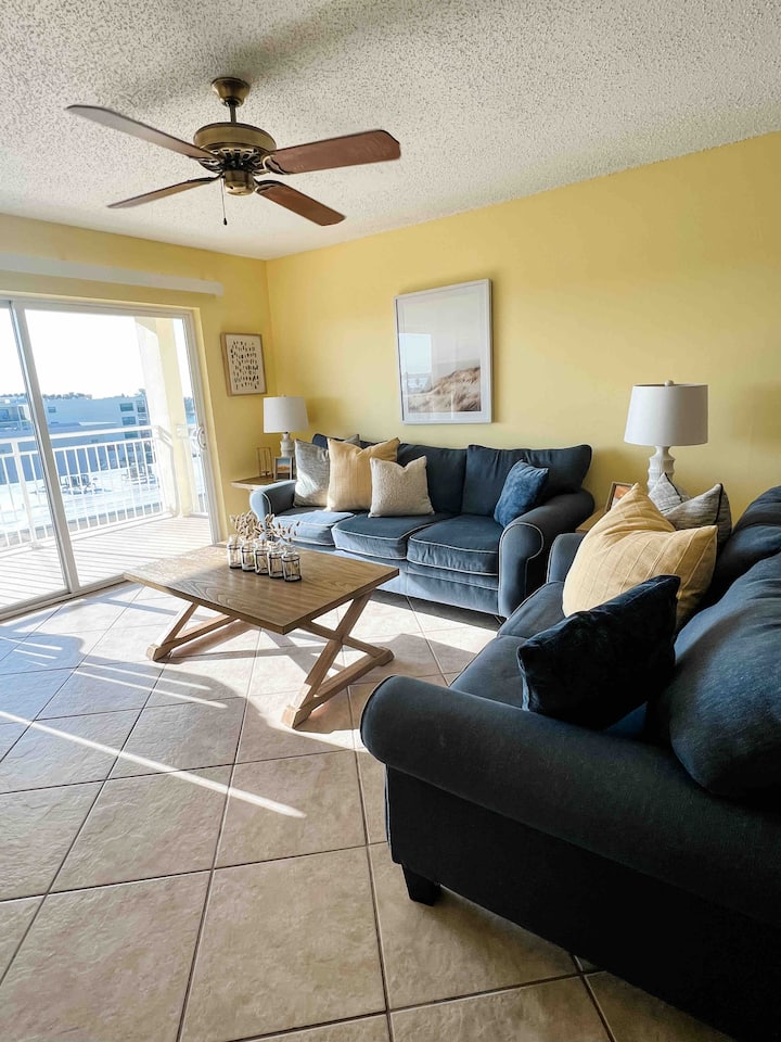 Madeira Beach Condo Featuring Stunning Gulf Views - North Redington Beach, FL