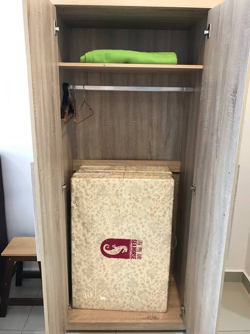 2x floor mattress with pillow and blanket