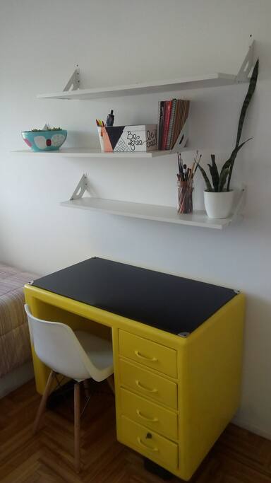 Habitación particular equipada con escritorio para trabajo.