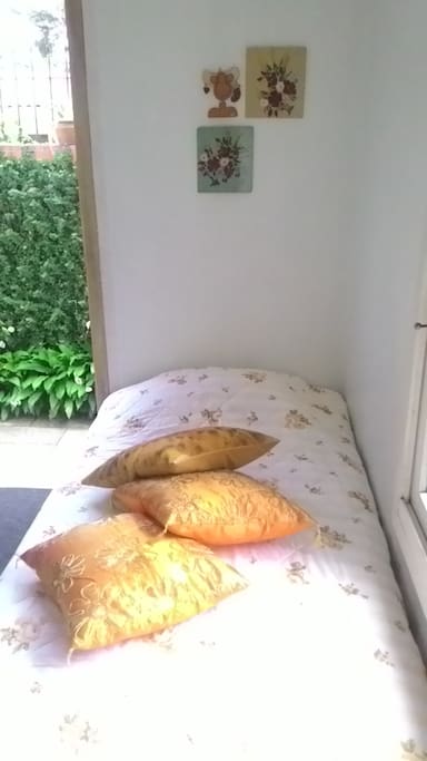 Novidade! Cama nova de box ensacado/ solteiro com vista da saida para para o jardim.