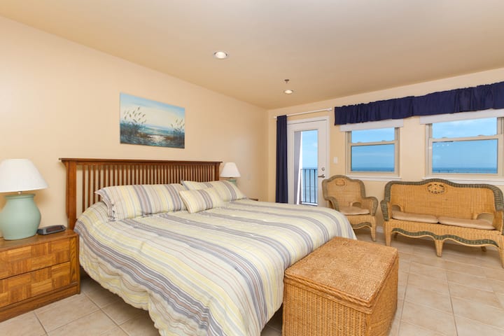 Главна спална соба со брачен кревет (широк 180-220 см)