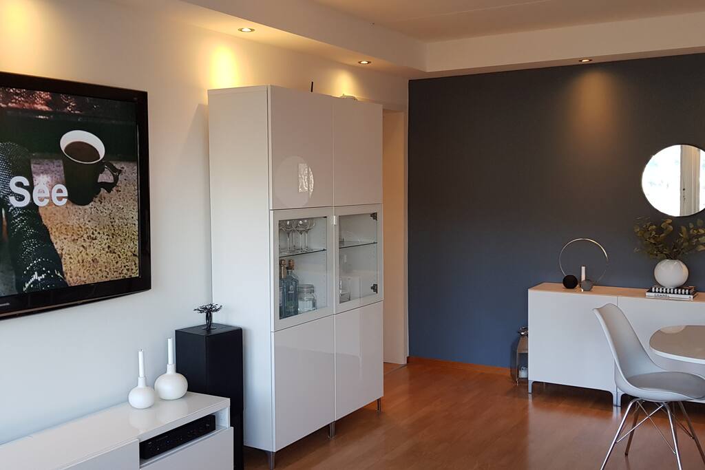 stue med 60"-tv, stort spisebord med plass til 6
