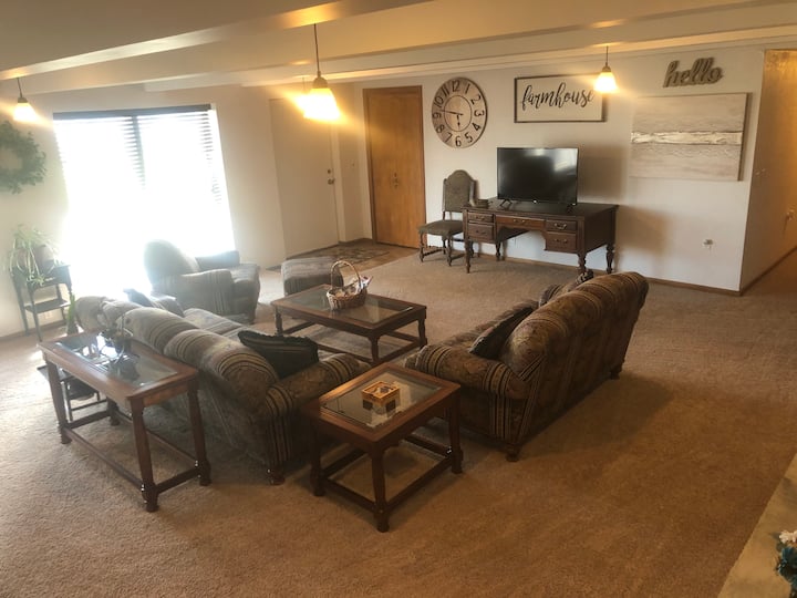 غرفة معيشة مع نوافذ مواجهة للجنوب