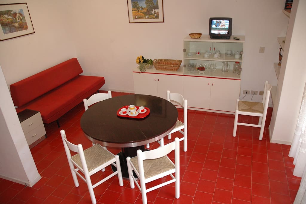 Soggiorno-pranzo con divano letto | Living-dining room with sofa bed