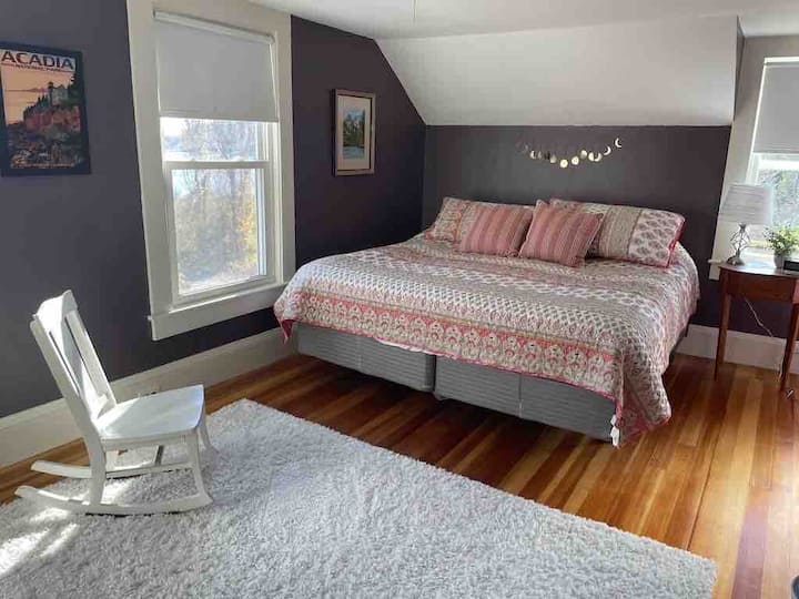 Sovrum med queen size-säng
