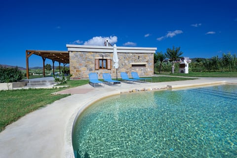 Iridanos Villa, 3 BD, pool, 550m from the beach!