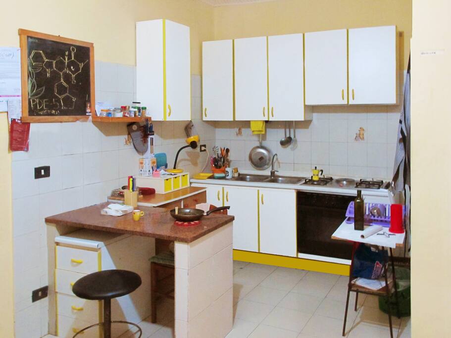 Cucina dotata di ogni confort: Tre tavoli, un'isola, frigo, freezer, forno, grill, stoviglie e utensili vari.