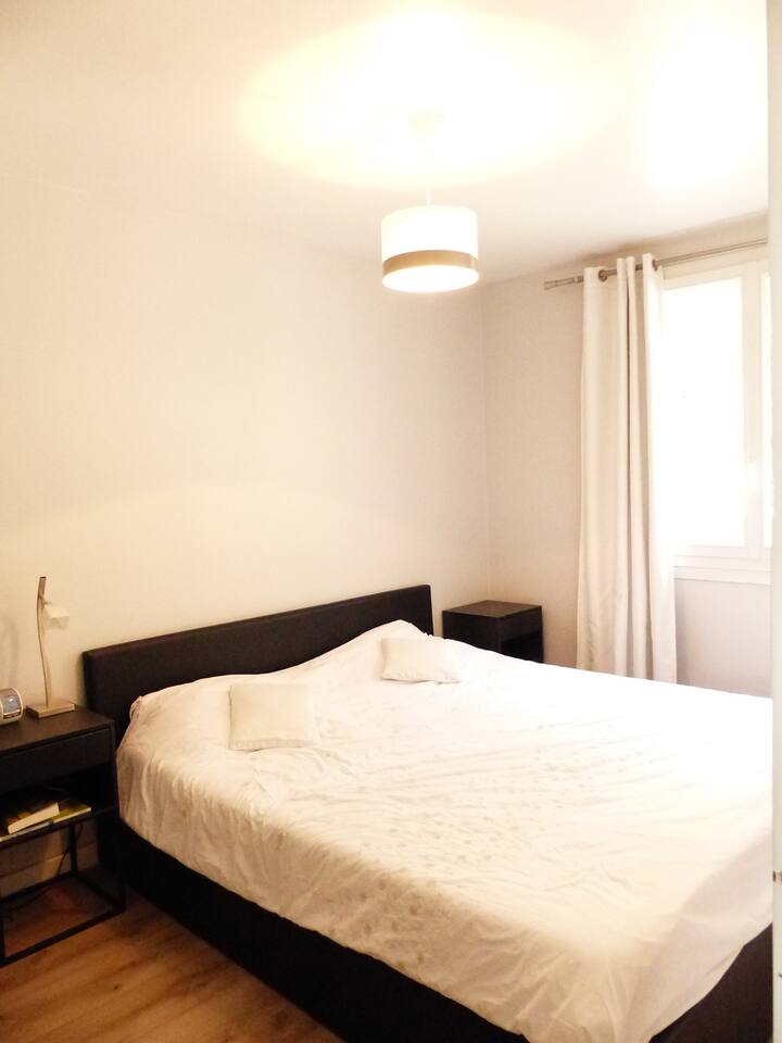 Magamistuba eriti suure voodiga