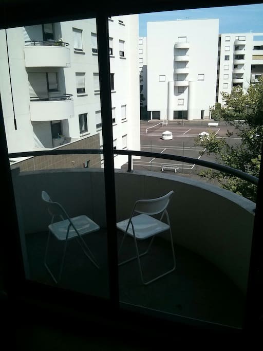 petit balcon donnant vue sur le terrain de tennis accessible gratuitement