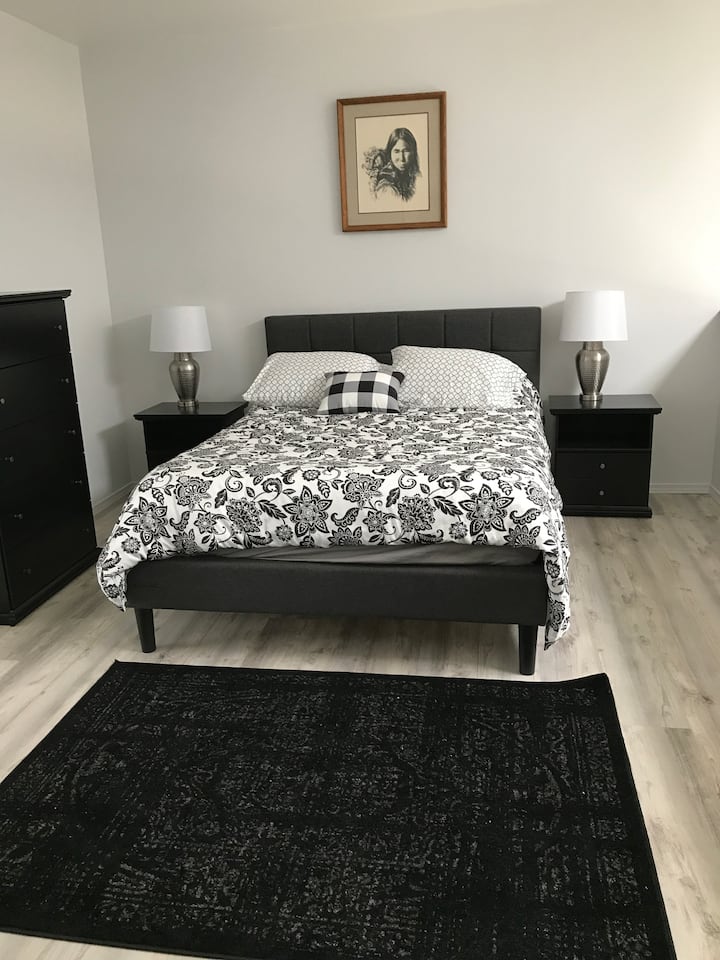 Გაატარეთ შესანიშნავი ძილი ჩვენს დედოფლის მეხსიერების ქაფის საწოლზე! 