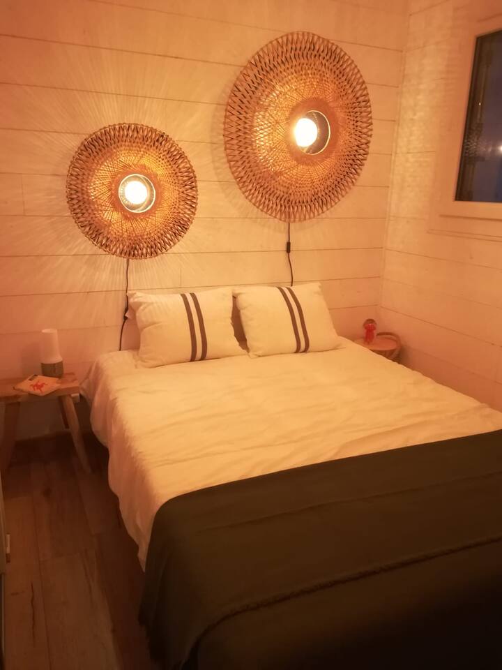 Spavaća soba s lijepim suncem ujutro