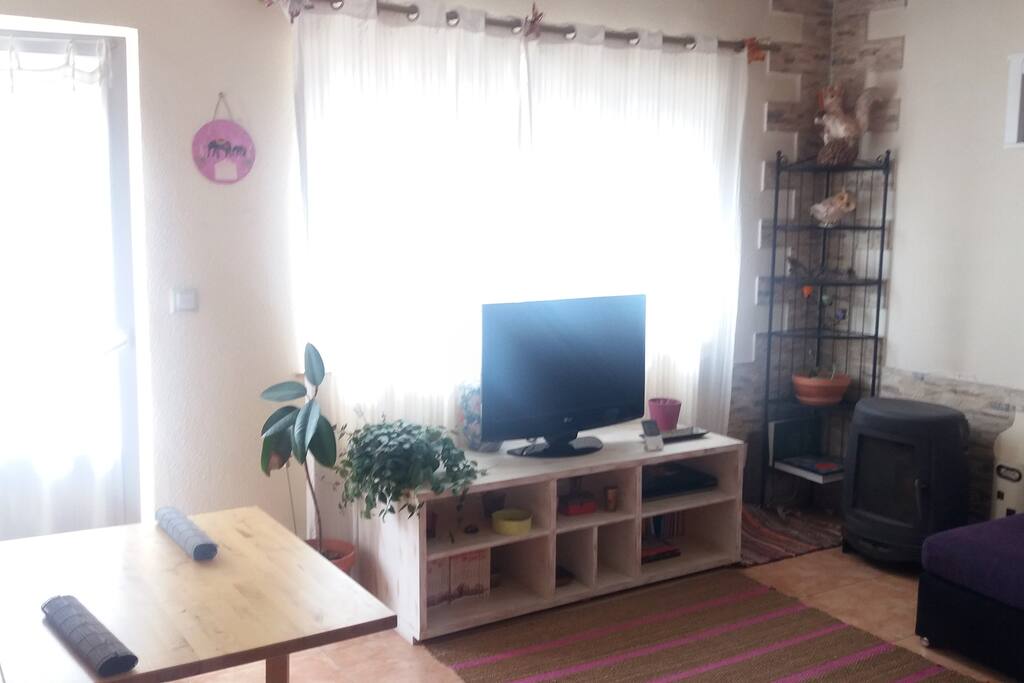 Salón con sofá, mesa, 2 sillas TV, Wifi y balcón.