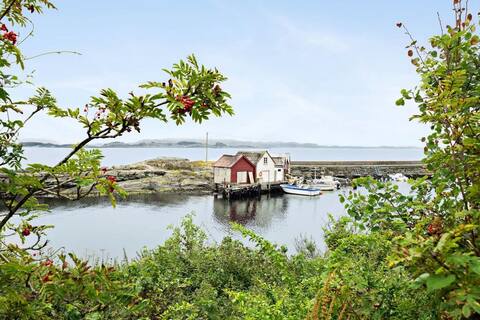 Find tranquility on the edge of the lake - 3 bedroom single home