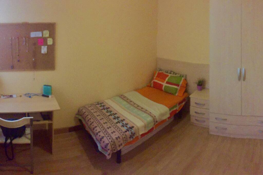 Cómoda habitación privada, con escritorio y un amplio armario.