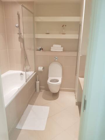 Wonderful 2bed Stunning views gallery image 4