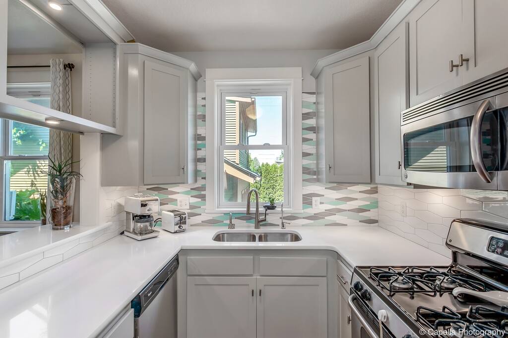 Welcome to the Alberta Arts District- The Gingko GuestHouse is the place to be in Portland!
Craftsman Styling With Modern Comfort. Our 5BR/4BA Remodeled & Permitted home is right in the center of the district’s best food, art and cultural offerings
