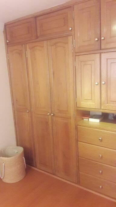 Closet para acomodar pertenencias, ropa y accesorios