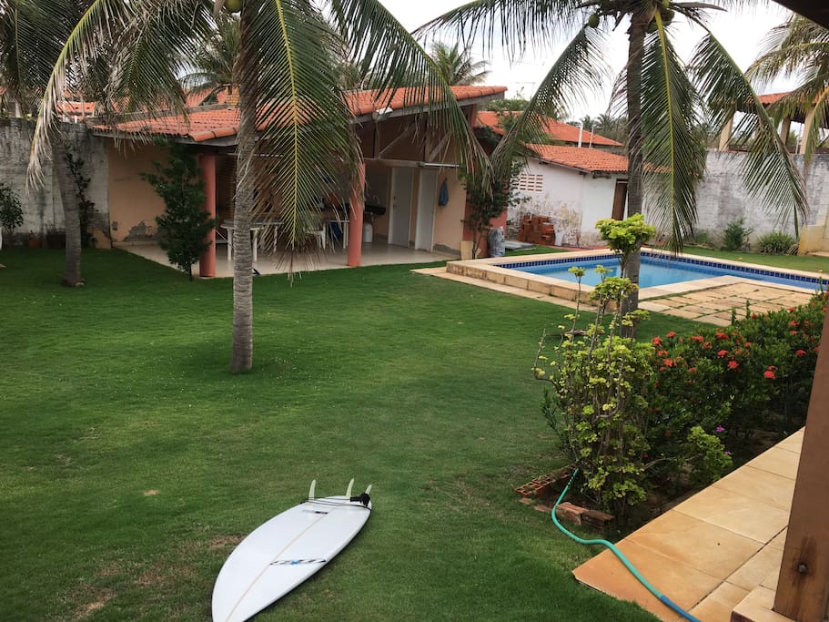 deck com churrasqueira e piscina