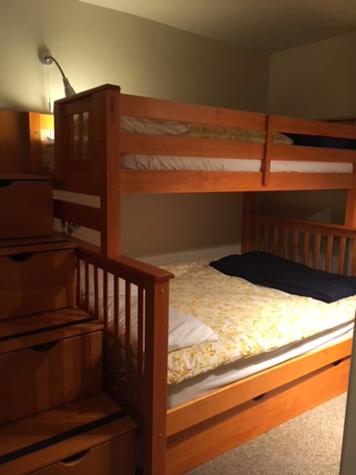 أسرّة بطابقين مع سرير سفلي قياسي الحجم