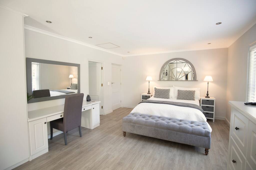 Bedroom/Desk Area