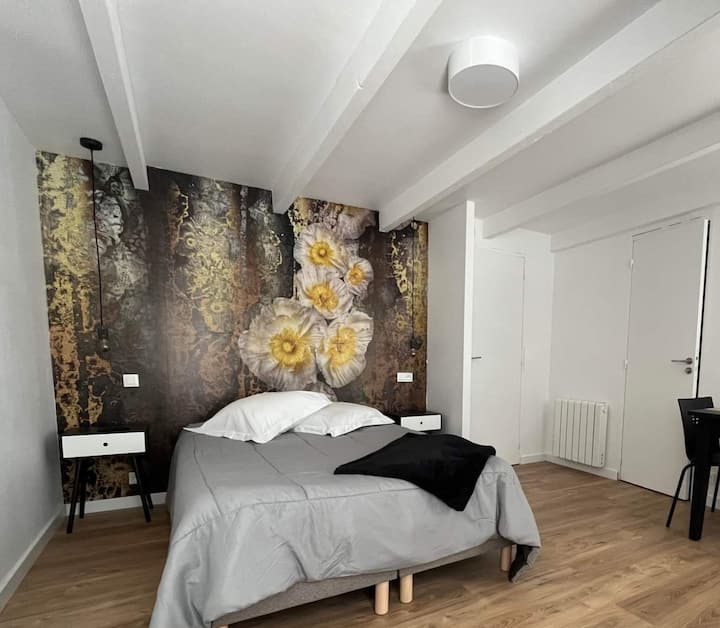 Letto per 2 persone, materasso e rete di qualità, confortevole. Camera luminosa e tranquilla . 