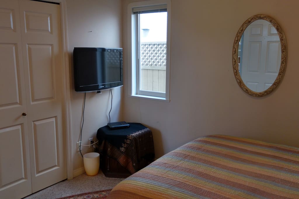 TV/cable/wifi in room.