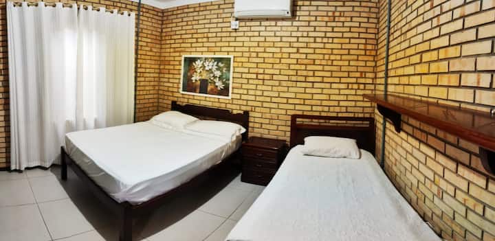 Стая на долния етаж с 1 двойно легло и 1 единично легло