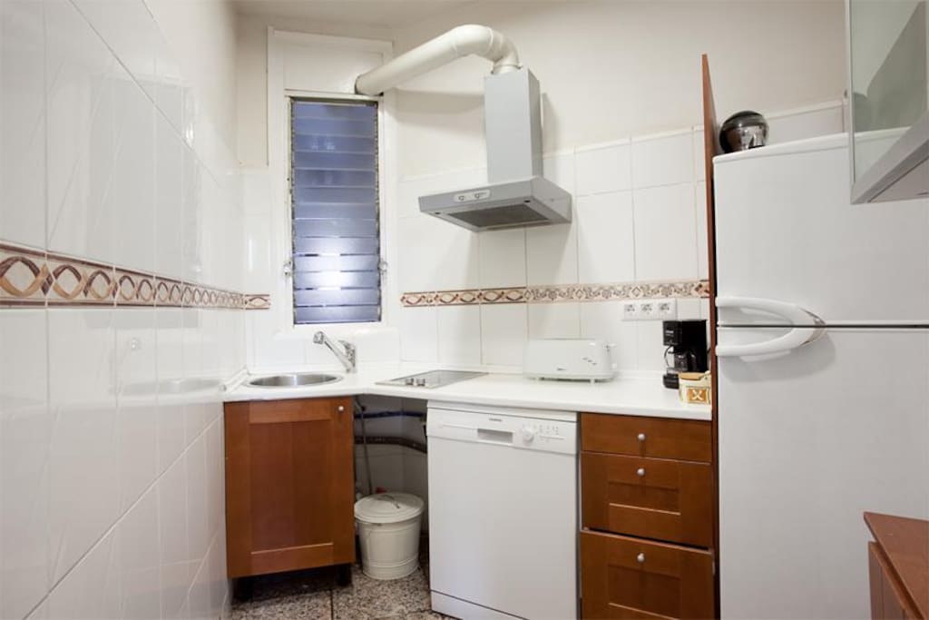 Full kitchen with dishwasher and microwave!