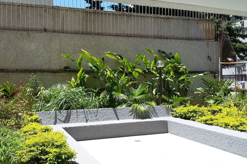 Play ground com jardim, piscina, sala de leitura e estudos, sala de exercícios de academia..