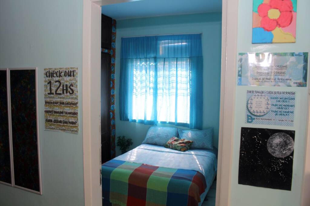 Quarto está situado em frente a um dos banheiros.