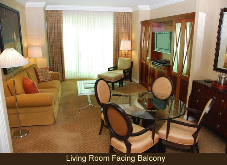 Living room with Queen sleeper sofa and plenty of seating