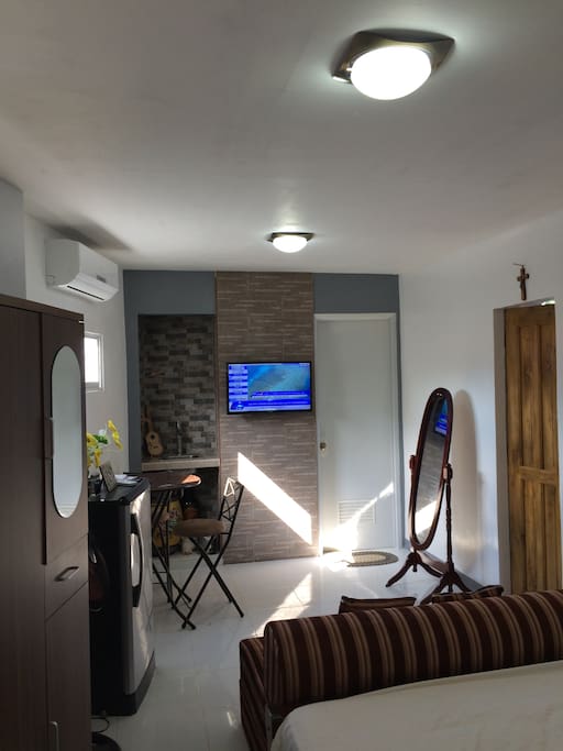Airconditioned room with cable tv and a fridge