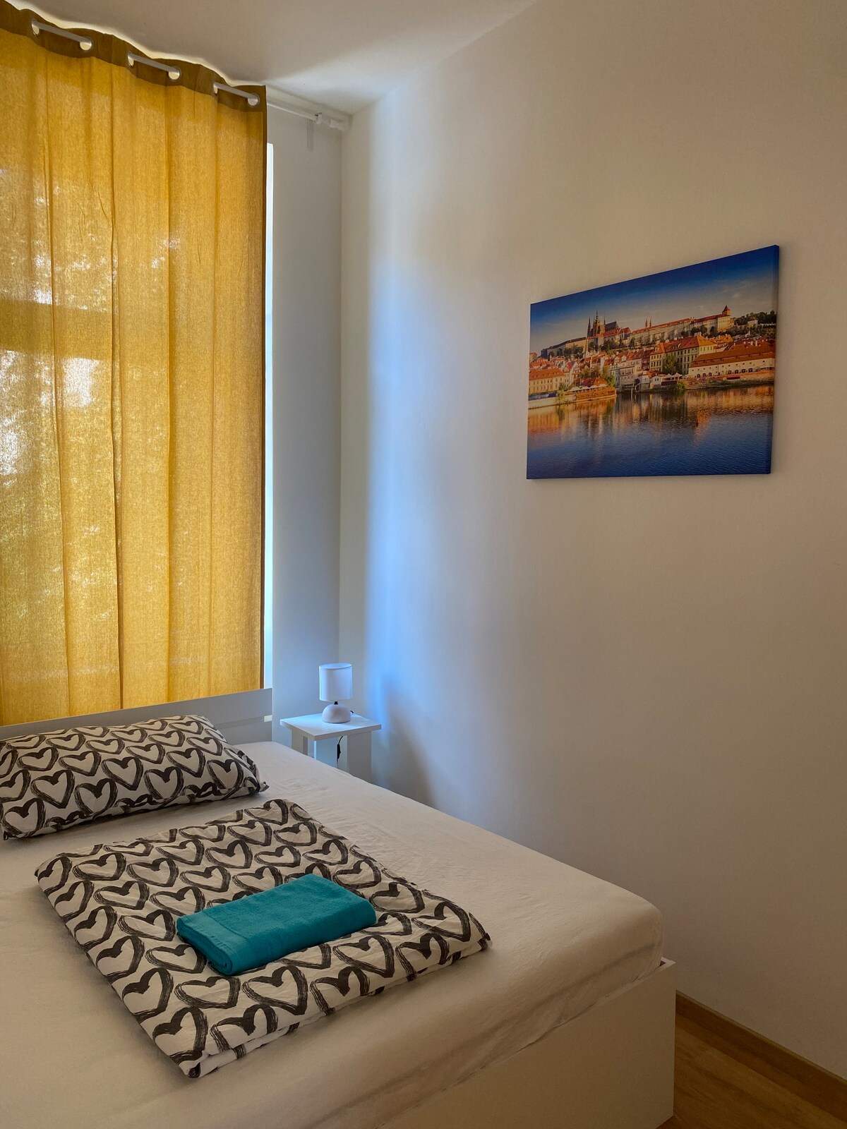 Spálňa ,posteľná bielizeň,lampy - všetko je úplne nové