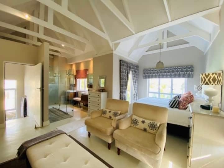 חדר שינה ראשי, בסוויטה.  חלק מנוף לים ומרפסת
