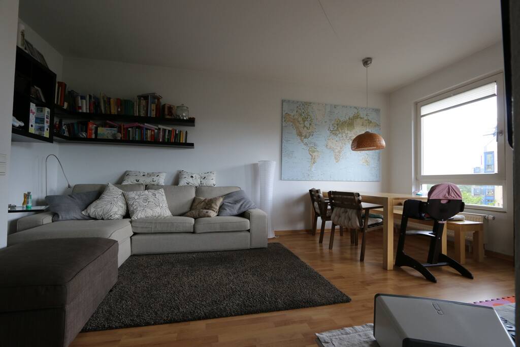 Wohnzimmer mit Esstisch und Couch