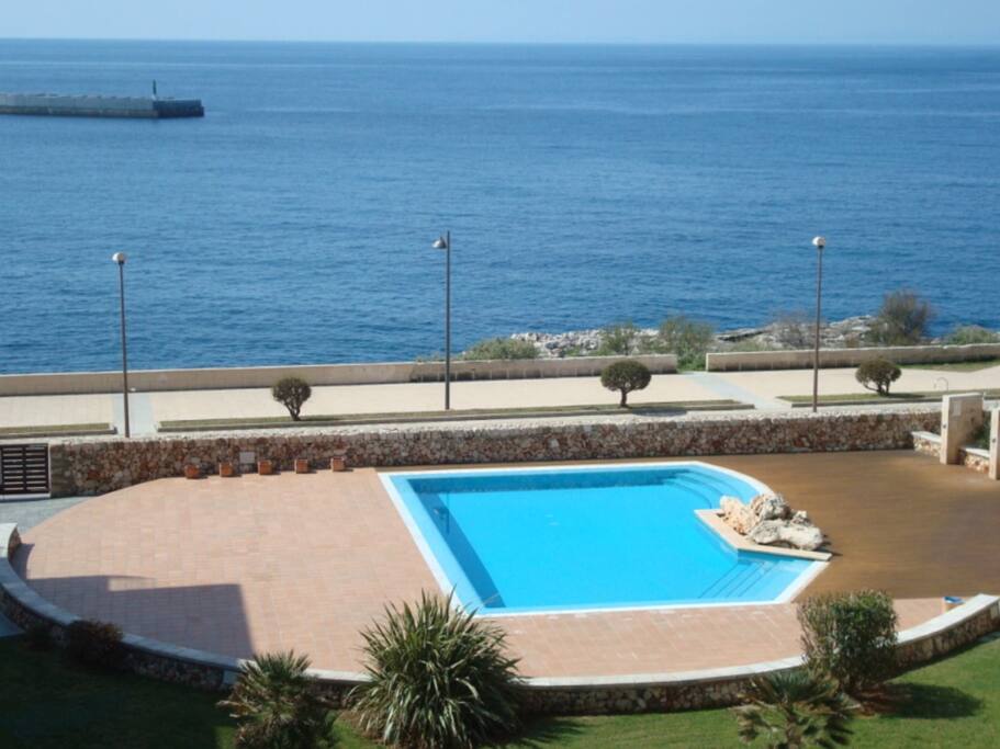 Piscina comunitaria en 1a linea de mar