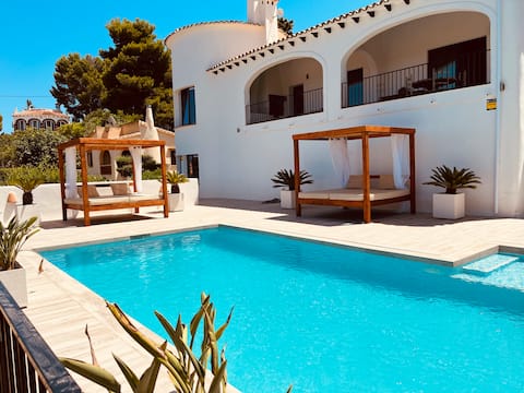 Top performing Airbnb: Magic Sea View Villa, 10/11p, Wifi, A/C, 2 Pools! in Dénia
