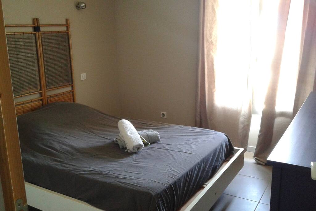 La chambre avec lit double