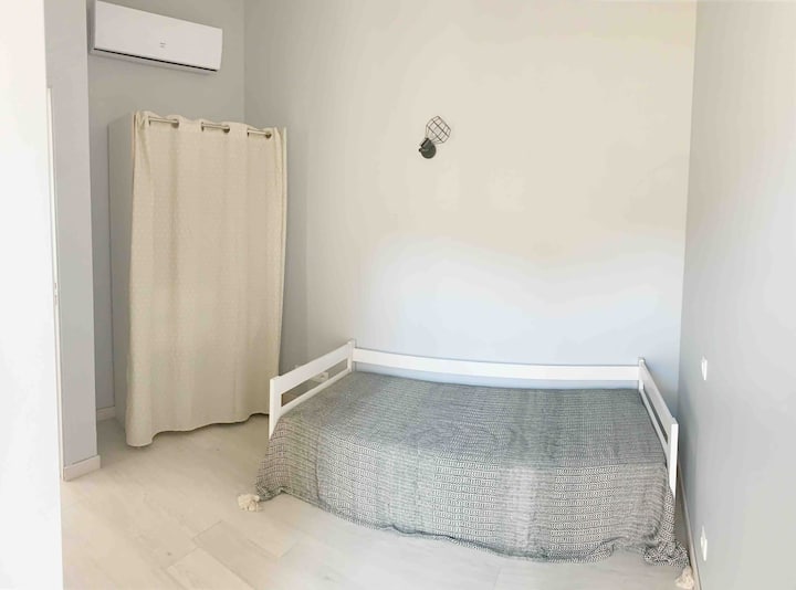 Petite chambre climatisée, avec sa petite terrasse.
Lit gigogne :
Deux couchages (lit gigogne) de 90 x 190 cm 
Dressing 