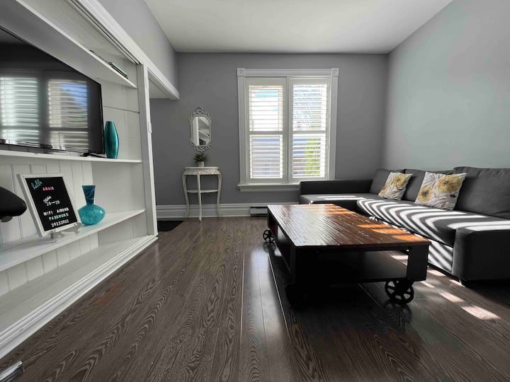 Cozy One Bedroom Apartment In Century Home - Renfrew
