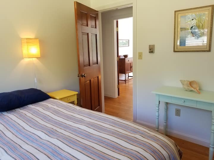 Vue de la chambre d'amis, de l'autre côté du couloir et de la salle à manger.