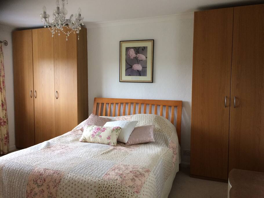 Bedroom 1 with kingsize bed