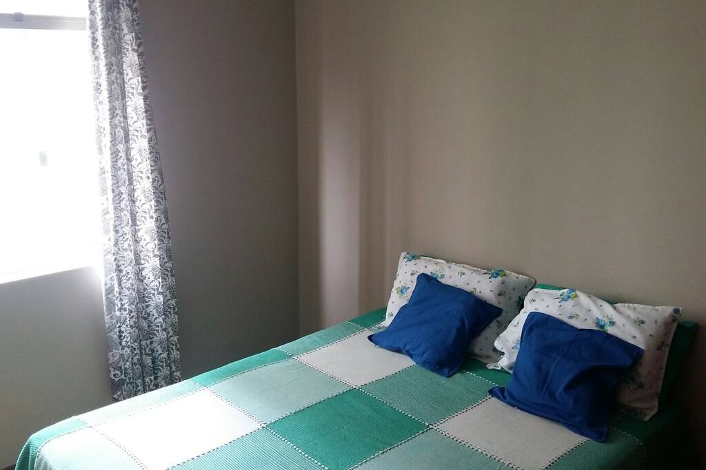 Quarto amplo com cama queen