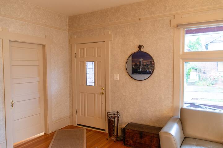 Charming Queen Anne Home, minutes from Downtown gallery image 2