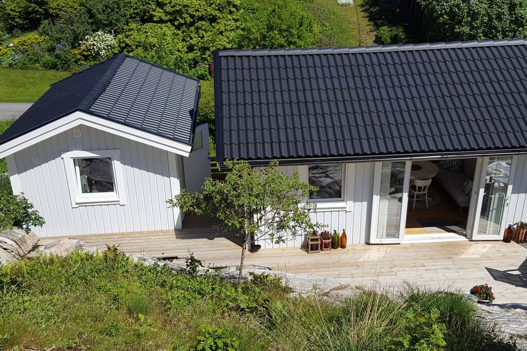 separate bedroom house joined by the decking