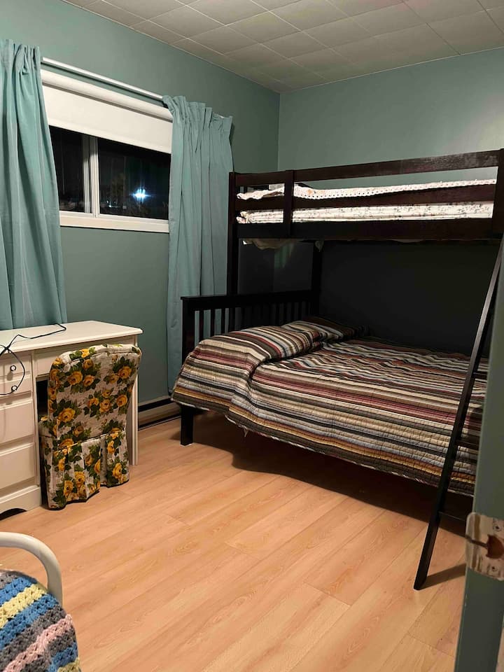 Chambre « vive la famille » lit superposé ( double plus simple) plus lit petit enfant.