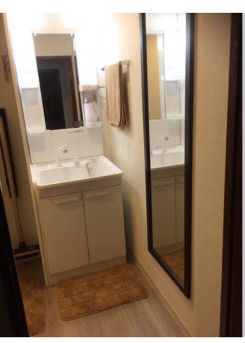 Dressing room and washstand 更衣間與洗臉台