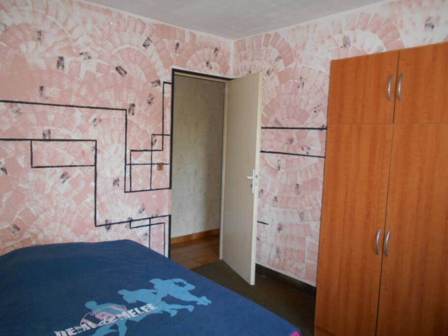 la chambre (vue du fond droit)
