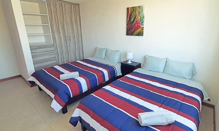 La segunda recámara cuenta con 2 camas matrimoniales y closet.