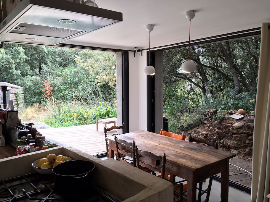 La salle à manger qui donne sur la terrasse.